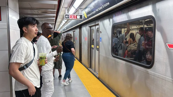 Toronto, Kanada - 29 Haziran 2025: Stray Kids taraftarları heyecan ve enerji dolu Rogers Stadyumu 'ndaki konserden önce Toronto metro istasyonunda sabırsızlıkla bekliyorlar