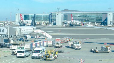 Montreal QC, Kanada - 26 Eylül 2024: Elliott Trudeau Uluslararası Havalimanı, seyahat ve lojistik enerjisini yakalayan uçak, yer ekibi ve kargo operasyonlarına ev sahipliği yapmaktadır.