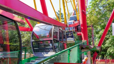 Bishkek, Kırgızistan - 01 Ekim 2024: Kırgızistan 'daki Panfilov Parkı' nda canlı dönme dolaplar, yemyeşil ve davetkar ambiyansla çevrili