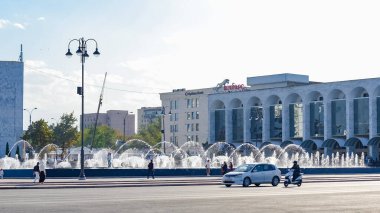 Bişkek, Kırgızistan - 01 Ekim 2024: Ala-Too Square, Bishkek, Kırgızistan 'daki dans eden fıskiyeler, su jetleri ve yakınlardaki binalarla hareketli ambiyansı artırıyor