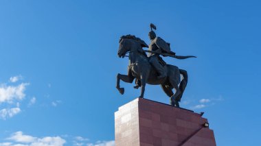 Bişkek, Kırgızistan - 01 Ekim 2024: Manas heykeli, önemli bir kültürel ikon, Bishkek 'teki kuleler, etkileyici işçiliğini ve tarihsel önemini gözler önüne seriyor