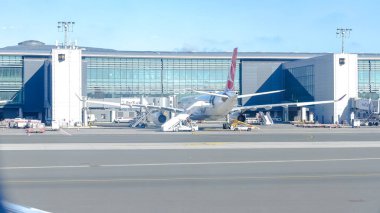 Montreal QC, Kanada - 26 Eylül 2024: Jet köprüleri ve yer ekibi yolcu alımına hazır olan uçak