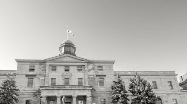 Montreal QC, Kanada - 22 Ekim 2022: Montreal 'deki McGill Üniversitesi, yılın Renkli Dansçısı ile uyumlu üniversite bayrağıyla tarihi bir mimariye sahiptir.