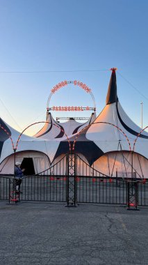 Ottawa On, Kanada - 17 Ağustos 2025: Paranormal Sirk girişleri çadırları ve parlak tabelalar, sirk meraklıları için davetkar bir atmosfer yarattı