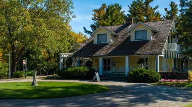 Gatineau QC, Kanada - 21 Eylül 2025: Gatineau Park 'taki Mackenzie King Estate, renkli sonbahar ağaçları arasında ziyaretçileri zengin tarihi ve huzurlu çevresini keşfetmeye davet eden güzel bir mimariye sahiptir.