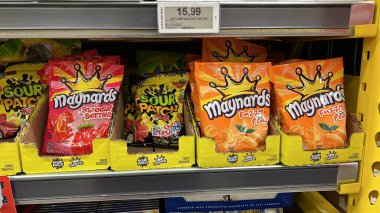 Gatineau QC, Kanada - 28 Kasım 2025: Maynards 'ın şeker çeşitleri Sour Patch ve Fuzzy Peaches' i vitrin raflarında parlak ambalajlarda canlı renkler ve markalar sergileyerek içerir