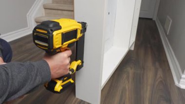 El bilgisayarı, ev geliştirme ortamında ahşap panelleri etkin bir şekilde emniyete alıyor ve montaj sürecini net bir eylem süreci ile gösteriyor