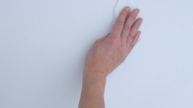 El aktif olarak pürüzsüz bir yüzeyi bir bezle temizliyor, akışkan bir hareketi gösteriyor, temizliğin ve özenin özünü yakalıyor.