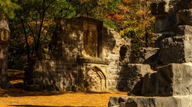 Gatineau QC, Kanada - 21 Eylül 2025: Gatineau Park 'taki Mackenzie King Estate' teki tarihi kalıntılar, detaylı taş oymaları ve renkli sonbahar yapraklarıyla çevrili