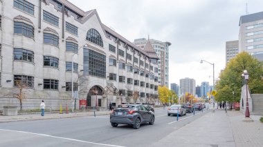 Ottawa ON, Kanada - 25 Ekim 2025: uOttawa Üniversitesi, güz ağaçları ve işlek caddelerle çevrili, hareketli kampüs atmosferini yansıtan modern tasarımla çarpıcı bir binaya sahiptir.