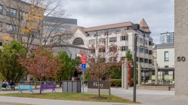 Ottawa ON, Kanada - 25 Ekim 2025: Modern binalar, renkli ağaçlar ve açık hava oturma alanları ile UOttawa Üniversitesi kampüsünün manzarası canlı bir akademik ortam yaratıyor