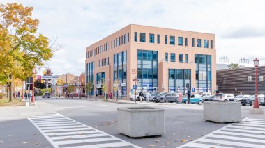 Ottawa ON, Kanada - 25 Ekim 2025: Modern UOttawa Üniversitesi binası ağaçlar ve araçlarla çevrili, kampüsün canlı atmosferini ve kentsel yapısını yakalıyor