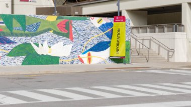 Ottawa ON, Kanada - 25 Ekim 2025: UOttawa Üniversitesi 'ndeki soyut çiçek freski kampüse canlı renkler ve dokular ekleyerek öğrenciler ve ziyaretçiler için davetkar bir ortam yaratıyor.