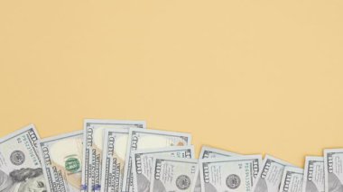 Nakit paralar bir uçak modeli ve kumbaranın yanında sergileniyor. Seyahat için finansal planlama, kamera görüntülerinin ayrıntıları ortaya çıkarma hakkı vurgulanıyor.