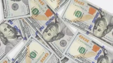 Dağınık yüz dolarlık banknotların yakın plan çekimleri, dokuların ve renklerin altını çizilmesi, finans, zenginlik ve ekonomik işlemlerin temaları