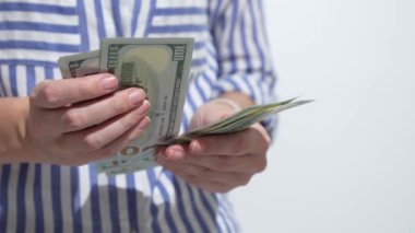 Bireyler nakit sayıyor, ayrıntılı banknotları ve el hareketlerini gözler önüne seriyor, yavaş yavaş kamera yakınlaşması da eylemi ve çatışmayı vurguluyor