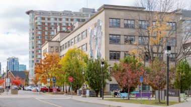 Ottawa ON, Kanada - 25 Ekim 2025: Renkli sonbahar ağaçları, modern binalar ve duvar resimlerinin yer aldığı UOttawa Üniversitesi manzarası, kopya alanı ile canlı bir eğitim ortamı yaratıyor