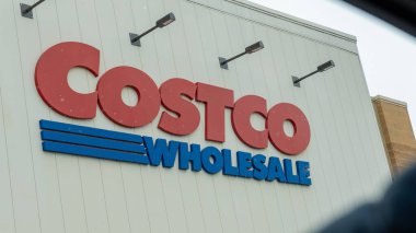 Ottawa ON, Kanada - 05 Aralık 2025: Costco Toptan Mağazası 'nın üzerinde aydınlatma armatürleri bulunan belirgin kırmızı ve mavi tabelasını gösteren dış görünümü