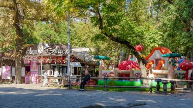 Bişkek, Kırgızistan - 01 Ekim 2024: Panfilov Park, Bishkek 'teki eğlence alanı, renkli mantar yapıları ve açık havada oturma yerleri olan bir kafe