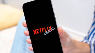 Ottawa On, Kanada - 06 Ekim 2025: Kadın kullanıcı Netflix logosu ve CANCELLED metni ile akıllı telefon gösteriyor, abonelik hizmeti değişikliklerini ve izleyici tepkilerini yansıtıyor