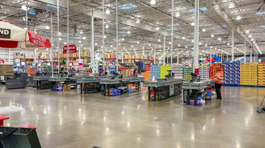Syracuse NY, ABD - 08 Mart 2026: Kasa tezgahları, canlı ürün gösterimleri ve geniş bir perakende alanında bolca ışıklandırma içeren bir Costco mağazasının iç görünümü
