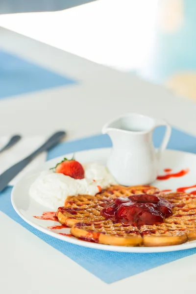 Waffle çilek reçeli ve taze çilek ile