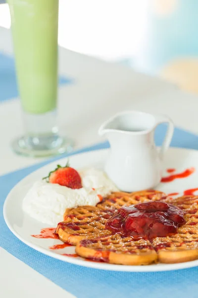 Waffle çilek reçeli ve taze çilek ile