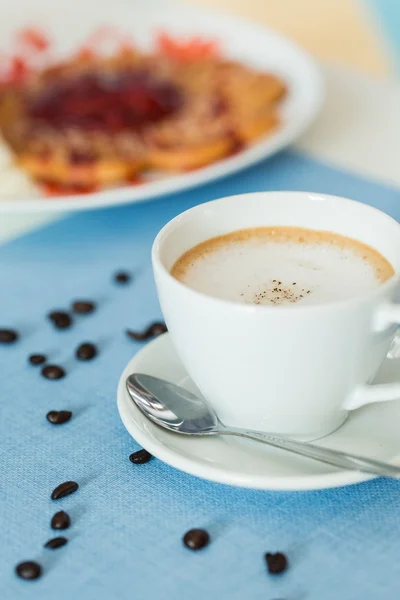 Latte mavi masada kahve fincan