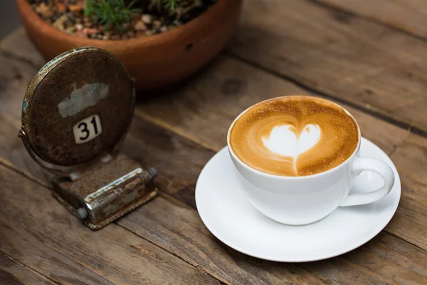 Tasse de café chaud latte art sur table en bois — Photo