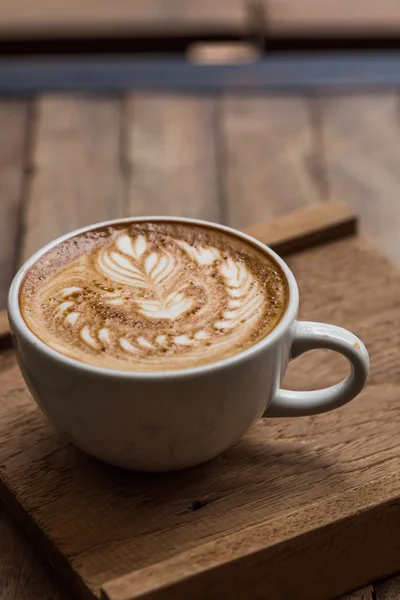 Tasse de café chaud latte art sur table en bois — Photo