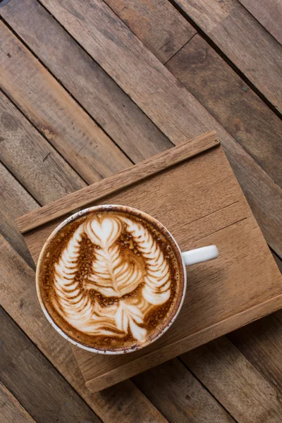 Ceașcă de cafea fierbinte latte art pe masă de lemn — Fotografie, imagine de stoc