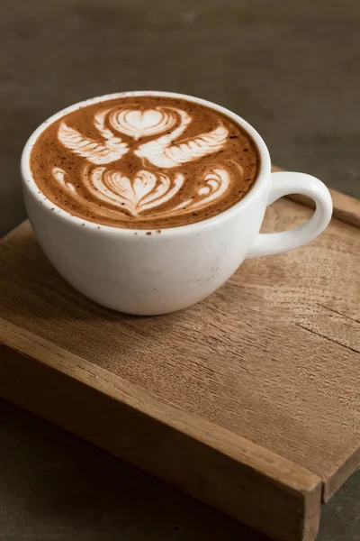 Tazza di caffelatte caldo sul tavolo di legno — Foto Stock