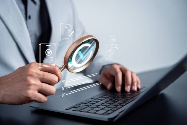 Dizüstü bilgisayardaki belge dijital onay ve kontrol listesi, uyum doğrulaması, denetim iş akışı, doğrulama süreci, elektronik belge ve kurumsal yönetim sistemi.