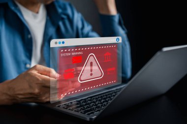 Bilgisayarlı ve akıllı telefonlu mali güvenlik ve sistem uyarısı, kırmızı alarm riski, dolandırıcılık ve veri koruma sorunları, çevrimiçi bankacılıkta siber güvenlik.