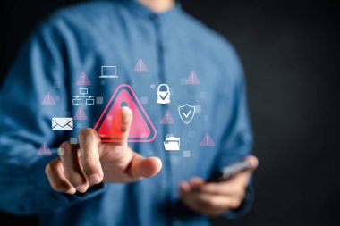Alarm, e-posta, asma kilit ve kalkan ile siber güvenlik uyarısı. Teknolojide dijital risk tespiti, veri sızıntısı önleme ve güvenlik sistemi tehdit izlemesi.