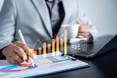 Finansal tablolar ve çizgi grafikleri, aylık gelir artışı, veri özeti, mali performans ölçümleri, yatırım eğilimleri ve dijital analitik gösterge paneli.