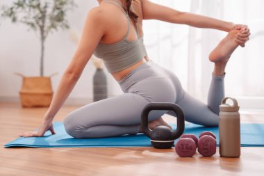 Esneme egzersizi. Kadınlar evlerinde yoga minderleri üzerinde hareketlilik akışı yapıyor, esneklik eğitimi, temel kuvvet ve sağlıklı yaşam tarzı gösteriyor.