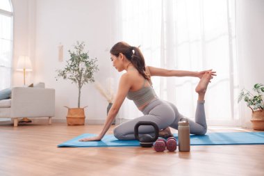 Esneme egzersizi. Kadınlar evlerinde yoga minderleri üzerinde hareketlilik akışı yapıyor, esneklik eğitimi, temel kuvvet ve sağlıklı yaşam tarzı gösteriyor.