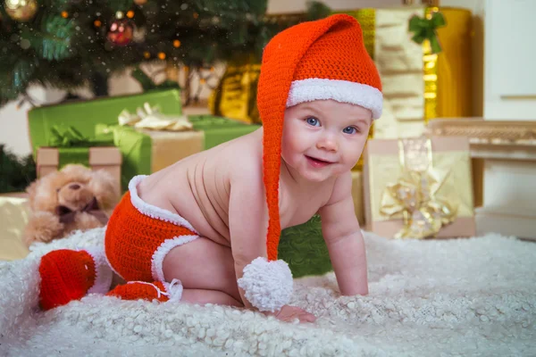 Bir çocuğun önünde tararken bir Noel ağacı elbise
