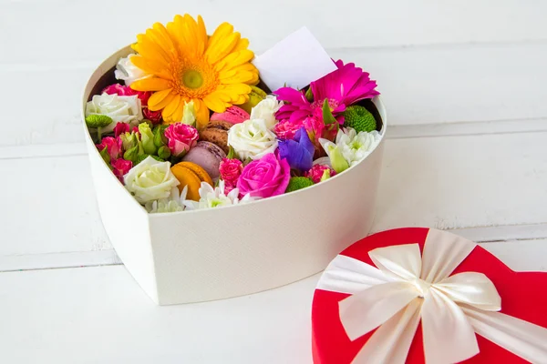 Коробка с цветами и печеньем макароны в форме сердца на День Святого Валентина — стоковое фото