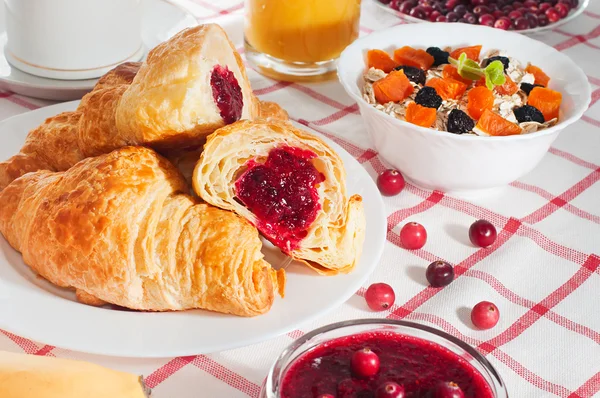 Petit déjeuner avec croissants frais avec confiture, jus et fruits . — Photo