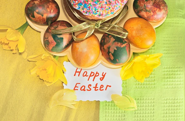 Easter cake, Easter colored eggs and spring flowers on the table — Stock Photo, Image