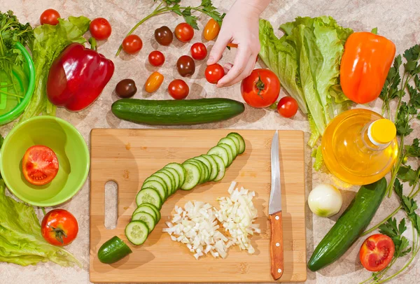 Verduras crudas en la mesa. Vista superior . — Foto de Stock