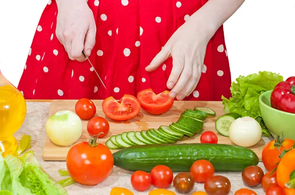 Las manos de mujer cortan verduras frescas en la mesa de la cocina — Foto de Stock