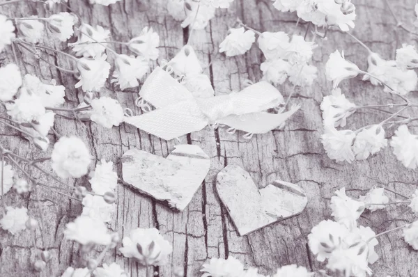 Белые цветы и два сердца и поклон на деревянном фоне. rom — стоковое фото