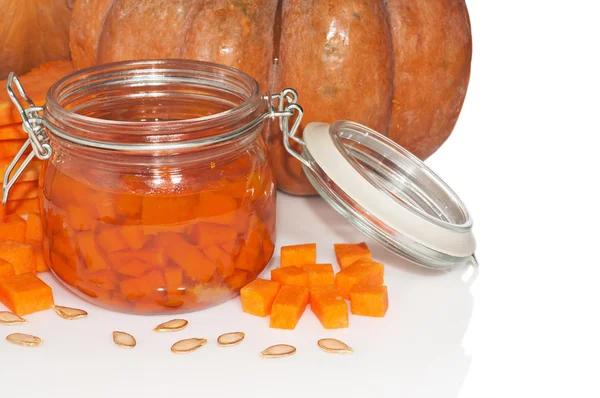 Mermelada casera de calabaza y calabaza fresca en un tazón de vidrio en un abrir y cerrar de ojos Fotos de stock libres de derechos