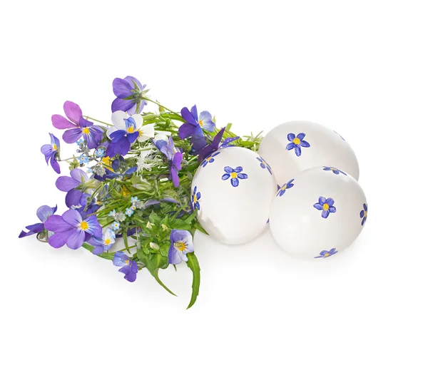 Painted Easter eggs and spring flowers violets and forget-me on — Stock Photo, Image