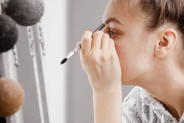 Brunette Woman Paint Eyelashes Evening Date Front Mirror Facial Care — Stock Photo, Image