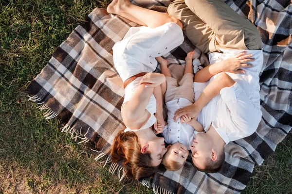 Mamma Pappa Och Lille Son Ligger Filten Sommarparken Begreppet Sommarsemester — Stockfoto