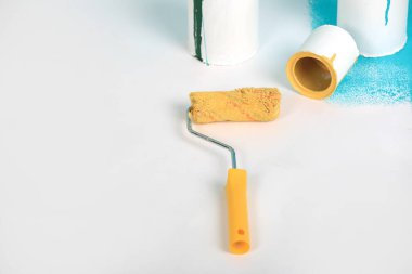 Yenileme dairesi ekipmanları beyaz ve mavi arka planda izole edilmiş. Yapıştırma için aksesuarlar, boya aletleri. Renkli boya kutuları. Tamir evi kavramı. Reklam için boşluk kopyala.